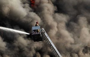 أنباء عن مقتل 30 رجل اطفاء بانهيار مبنى في طهران