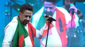 فيديو| الشاب خالد يرفع علم تونس في الإمارات
