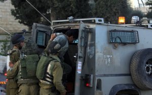 الاحتلال يعتقل 3 شبان شرق قلقيلية