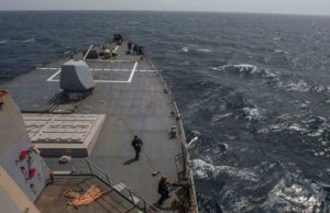 سفينة أمريكية تطلق أعيرة تحذيرية صوب سفينة تابعة للحرس الثوري الإيراني