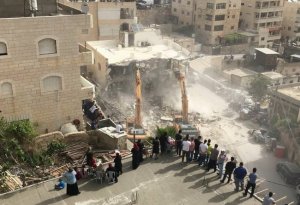 الاحتلال يهدم بناية سكنية لعائلة السعيري في مخيم شعفاط