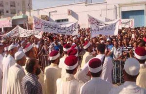 وقفة احتجاجية لأئمة تونسيين احتجاجا على عزل 3 من زملائهم بينهم وزير سابق