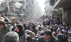 ممثل منظمة التحرير في سوريا يتفقد العائلات التي تم إجلائها من اليرموك