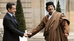 كيف جَعل القذافي من ساركوزي مُجرمًا مُخضرمًا؟