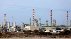 أموال النفط تدق إسفينا بين شرق وغرب ليبيا