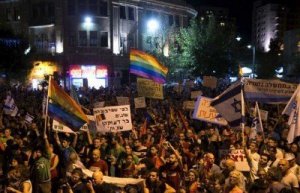 آلاف الصهاينة يتظاهرون بعد هجوم على مسيرة للمثليين يسفر عن إصابة ستة