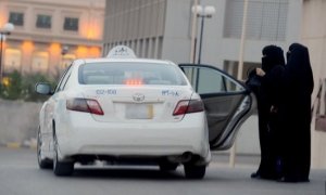 فيديو.. فتاة سعودية تصور مقطع فيديو لسائق يتحرش بها