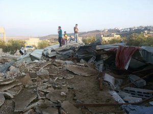الإحتلال يهدم منزلا في قرية ديربلوط وسط الضفة الغربية