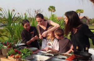 فيديو.. أنجلينا جولي تأكل وجبة من العقارب والحشرات