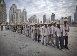 العفو الدولية: الإمارات تواصل إنتهاك حقوق العمال بسرية