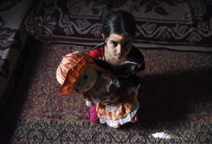 رانيا حسنو.. طفلة سورية مريضة تعاني مرراة اللجوء