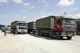 580 شاحنة بضائع لـ غزة اليوم.. عبر معبر كرم أبو سالم