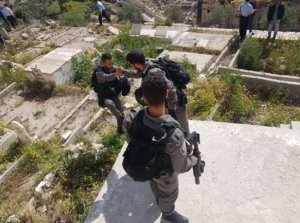 لليوم الثاني.. الاحتلال يعتدي على مقبرة الرحمة في القدس ويعتقل مواطنًا