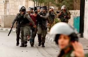 الاحتلال يعتقل 8 مواطنين على الأقل ويُداهم منازلَ خلال اقتحاماته بالضفة