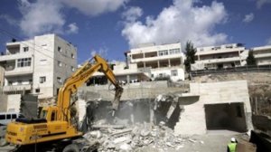 الاحتلال يهدم 4 منازل في بيت حنينا ويلزم اصحابها بدفع تكاليف الهدم