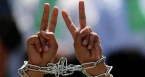 450 معتقلا يواصلون مقاطعتهم لمحاكم الاحتلال