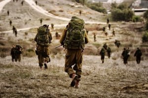 الاحتلال يخلي 14 عائلة فلسطينية لإجراء تدريبات عسكرية في الضفة