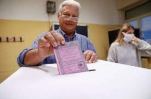 بدء التصويت في انتخابات برلمانية مبكرة في ايطاليا