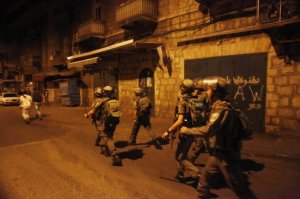 الاحتلال يعتقل 13 مواطنًا من الضفة ويزعم العثور على أسلحة