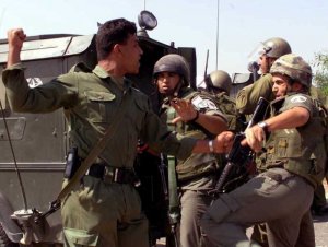 الامن الوطني الفلسطيني يطرد جنود الاحتلال من حي سكني في البيرة