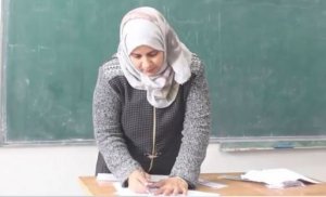 فيديو .. غزة : المعلمة ألفت تبتكر أداةً لتسهل فهم الكسور للتلاميذ